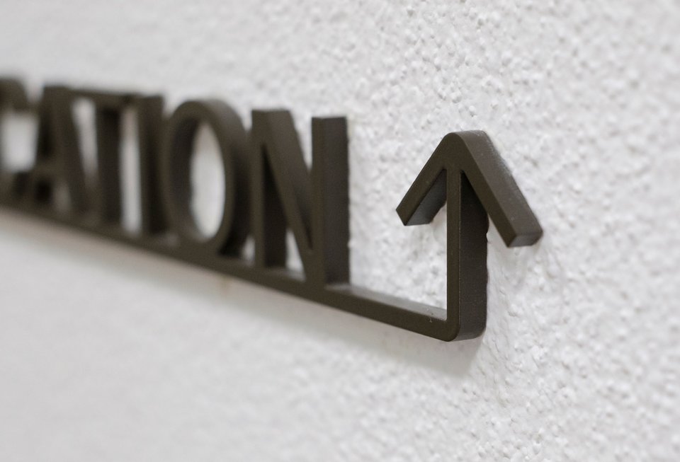 Detail einer 3d Schrift in Aluminium nach NCS gespritzt. Richtungsangabe 